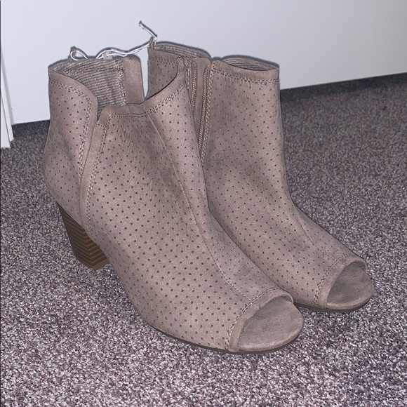 Open toed shoes - Picture 1 of 5